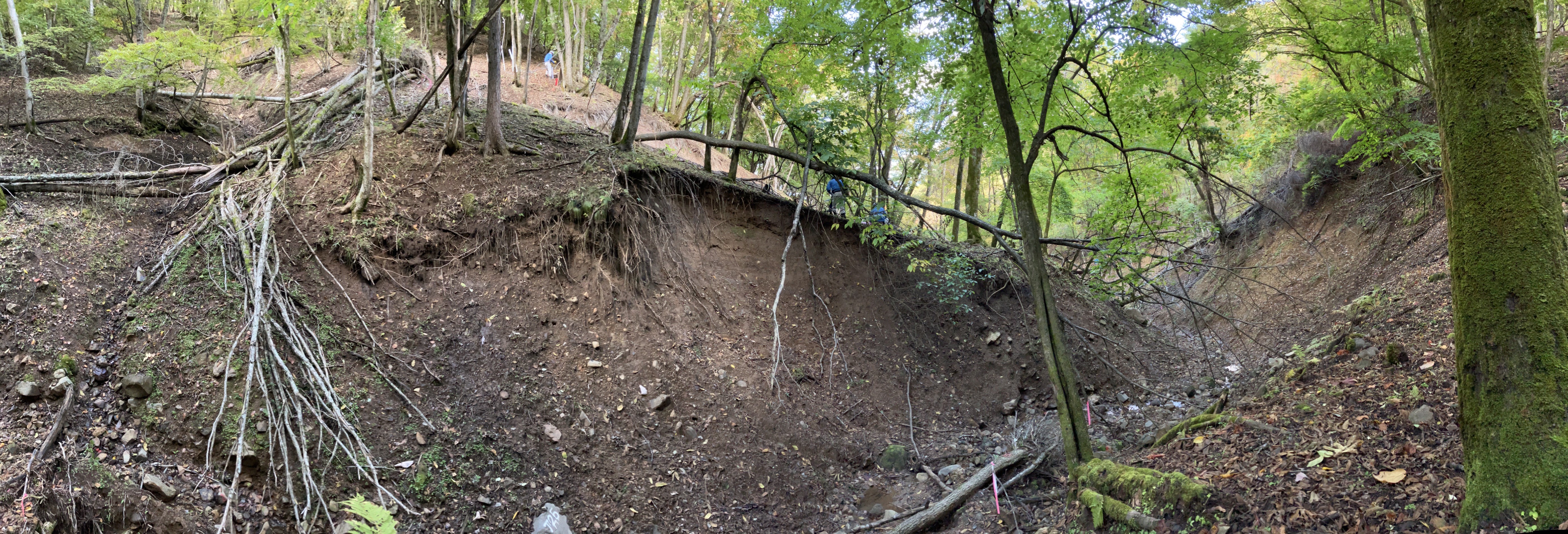 茅野市下馬沢川上流の崩壊地．今後も出水があれば崩壊は継続しそうだ．